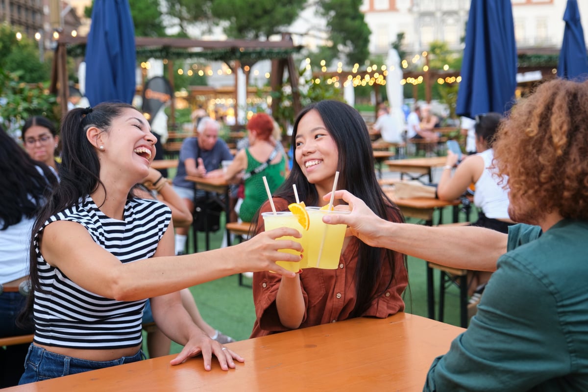 Gruppe feiert mit Getränken