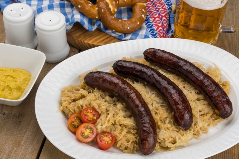 Geräucherte Bratwürste mit Sauerkraut